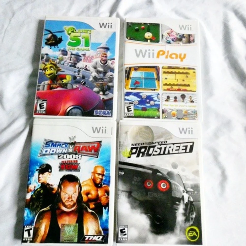 Nintendo Wii Bundle With 4 Games 2 Controllers RVL-001 Power Cable A/V Cable